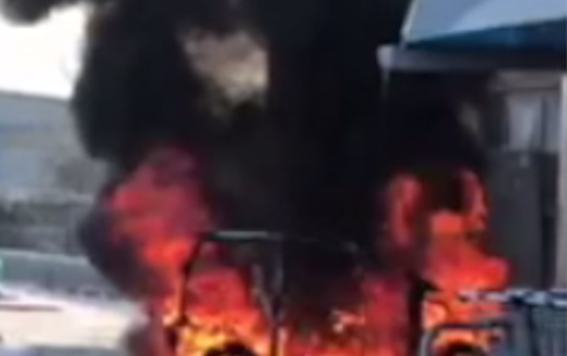 Auto a fuoco e supermercato evacuato nel vercellese Auto a fuoco e supermercato evacuato nel vercellese