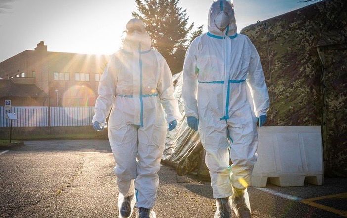 Lombardia in bilico, ecco cosa cambierebbe in zona rossa con il nuovo Dpcm. In caso di aumento dei contagi, allo studio ulteriori limitazioni Lombardia in bilico, ecco cosa cambierebbe in zona rossa con il nuovo Dpcm. In caso di aumento dei contagi, allo studio ulteriori limitazioni