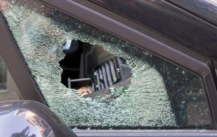 Borgo San Siro, spaccano il vetro del finestrino e rubano la borsa da un'auto in sosta. Arrestate tre persone Borgo San Siro, spaccano il vetro del finestrino e rubano la borsa da un'auto in sosta. Arrestate tre persone