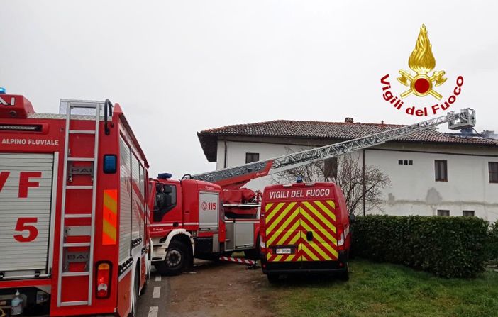 Rosate, incendio alla cascina Contina: nessun ferito