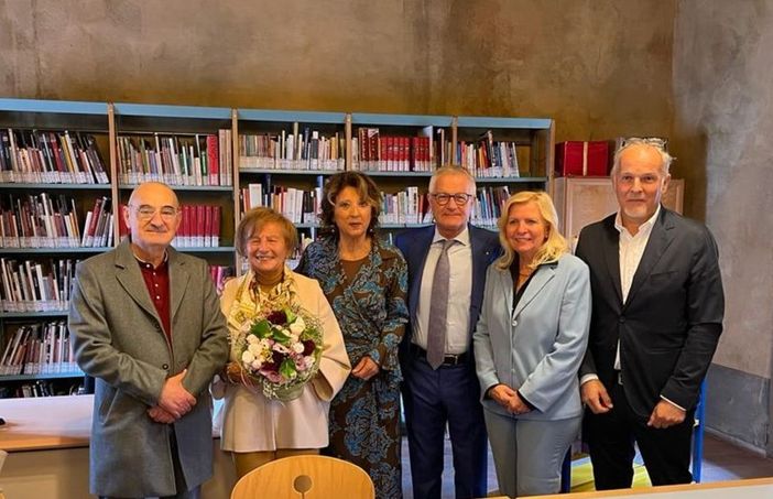 Mede: in biblioteca la cerimonia per la donazione dello "Scaffale tutto per sè" Mede: in biblioteca la cerimonia per la donazione dello "Scaffale tutto per sè"