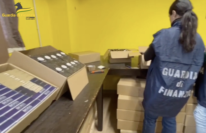 Profumi "taroccati", la Finanza di Milano sequestra 130mila articoli contraffatti Profumi "taroccati", la Finanza di Milano sequestra 130mila articoli contraffatti