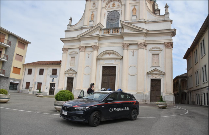 Cilavegna, taglia le gomme delle auto parcheggiate: denunciato dai Carabinieri