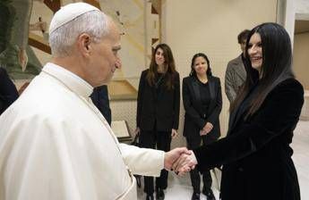 Il Papa incontra Laura Pausini: "Già da Sanremo ero un suo fan"