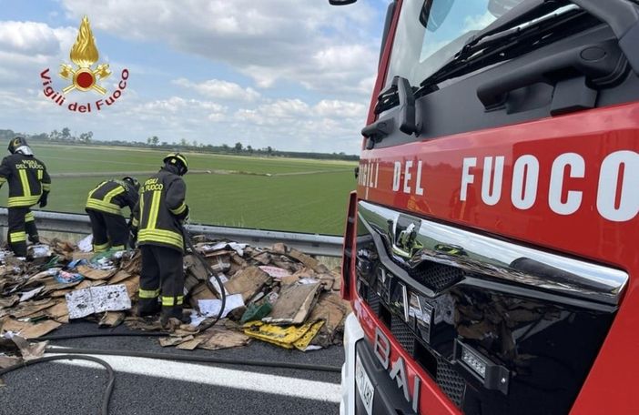 In fiamme un cassone contenente cartone pressato