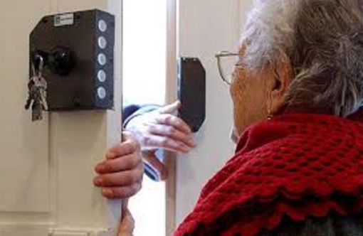 Milano: “Mamma mi servono i soldi per il vaccino anti Covid”, ma è una truffa Milano: “Mamma mi servono i soldi per il vaccino anti Covid”, ma è una truffa