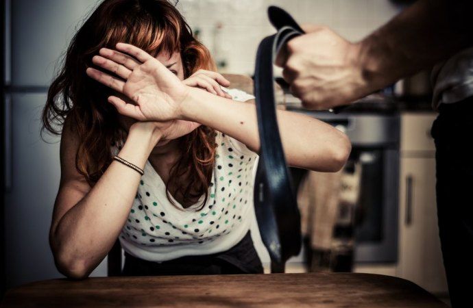 Milano: aggredisce la fidanzata con calci, pugni, morsi e le ruba il cellulare. In manette un 21enne Milano: aggredisce la fidanzata con calci, pugni, morsi e le ruba il cellulare. In manette un 21enne