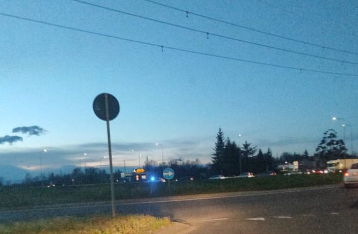 Incidente sulla Boffalora Malpensa a Magenta: coppia di fidanzati in moto finisce in ospedale, strada bloccata