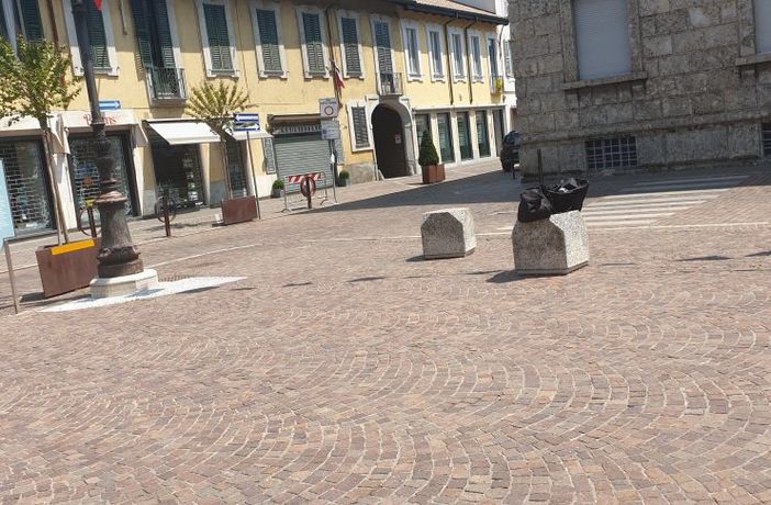 Trova un iphone da 1200 euro su una panchina di Magenta, scopre a chi appartiene e lo restituisce