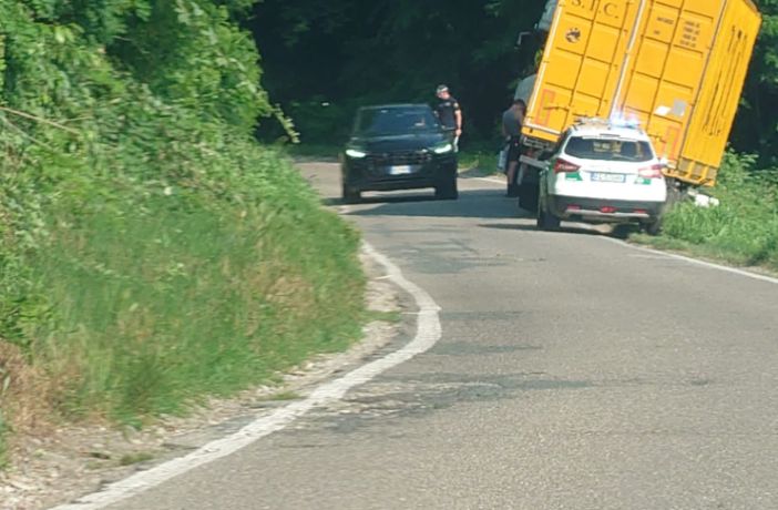 Autotreno finisce fuori strada, disagi alla circolazione lungo la strada di campagna a Robecchetto