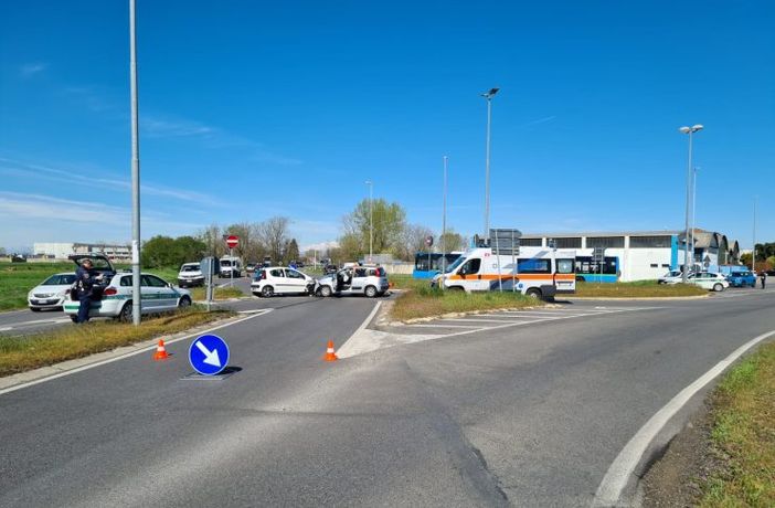 Incidente al solito incrocio tra Robecco e Magenta, una donna ferita e traffico deviato Incidente al solito incrocio tra Robecco e Magenta, una donna ferita e traffico deviato