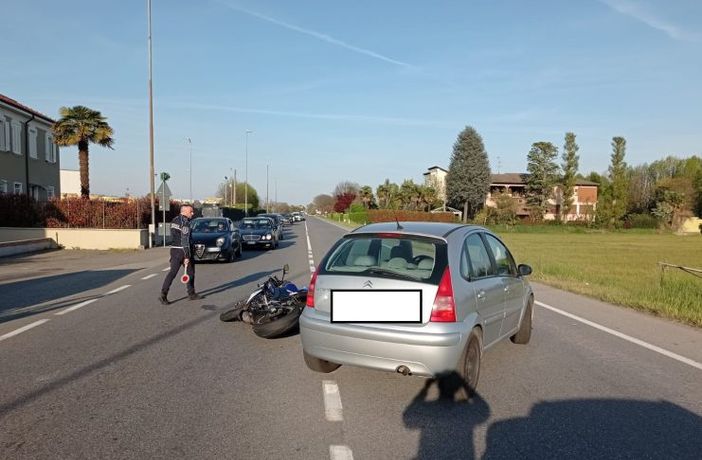 Scontro auto-moto lungo la statale 11 a Boffalora Ticino: centauro finisce in ospedale