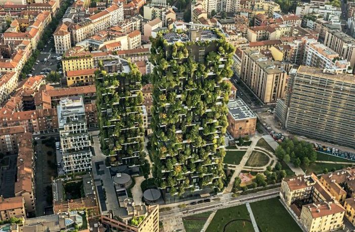 Milano: un funambolo tra i grattacieli al Bosco Verticale