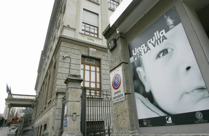 Milano, il bimbo lasciato nella Culla della Vita trova una famiglia Milano, il bimbo lasciato nella Culla della Vita trova una famiglia