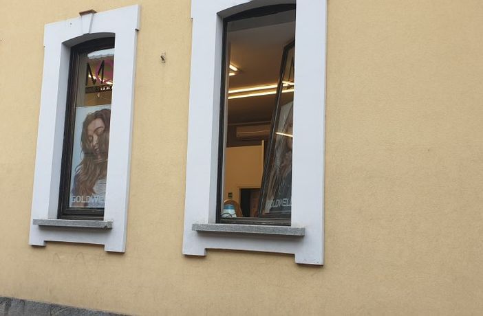 Ladri nella notte a Magenta: colpito il parrucchiere MG Hair Studio in via Santa Crescenzia Ladri nella notte a Magenta: colpito il parrucchiere MG Hair Studio in via Santa Crescenzia