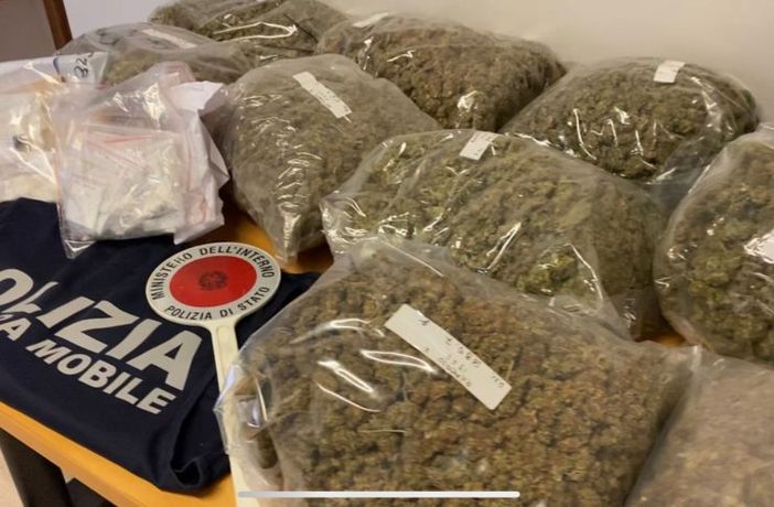 Arrestati due pusher alla stazione di Novara: "fatturavano" 1000 euro al giorno Arrestati due pusher alla stazione di Novara: "fatturavano" 1000 euro al giorno