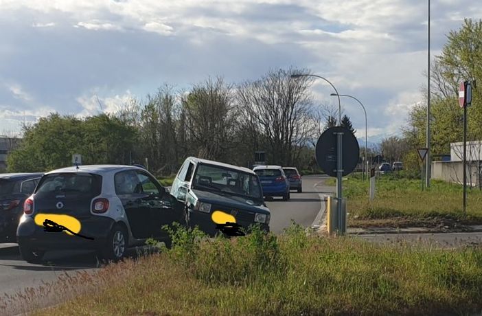Ancora un incidente al solito incrocio Magenta-Robecco: Panda sale sulla Smart Ancora un incidente al solito incrocio Magenta-Robecco: Panda sale sulla Smart