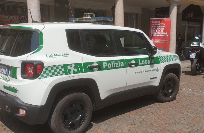 Aggredisce gli agenti della Polizia locale al comando di Abbiategrasso: bloccato con lo spray