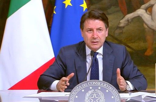 Coronavirus, il premier Conte: «Più poteri alle Regioni e multe fino a 3mila euro. Falso il prolungamento delle restrizioni al 31 luglio» Coronavirus, il premier Conte: «Più poteri alle Regioni e multe fino a 3mila euro. Falso il prolungamento delle restrizioni al 31 luglio»