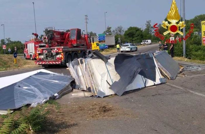 Camion ribaltato, Statale bloccata a Binasco: autista ferito, codice giallo a Rozzano Camion ribaltato, Statale bloccata a Binasco: autista ferito, codice giallo a Rozzano