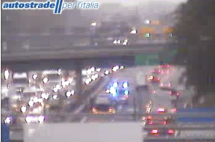I soccorsi sul luogo dell'incidente (dalla webcam di Autostrade per l'Italia) I soccorsi sul luogo dell'incidente (dalla webcam di Autostrade per l'Italia)