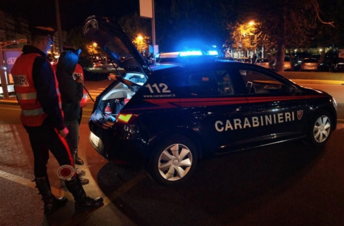 Uccide la moglie a coltellate e tenta il suicidio Uccide la moglie a coltellate e tenta il suicidio