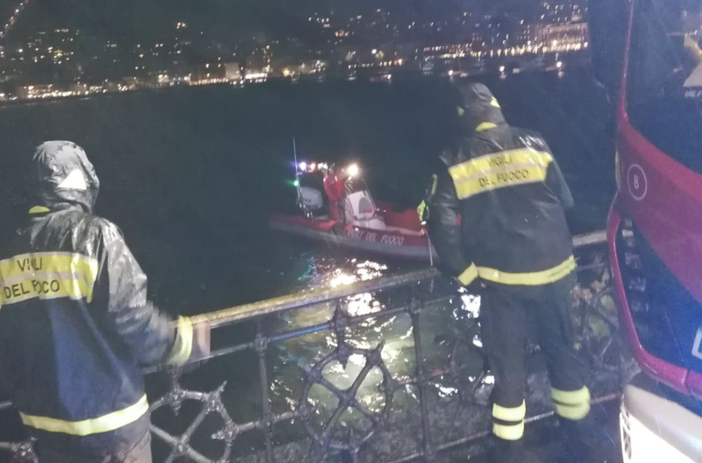 Finisce nel lago di Como, salvata dalla polizia: i vigili del fuoco cercano una seconda persona Finisce nel lago di Como, salvata dalla polizia: i vigili del fuoco cercano una seconda persona