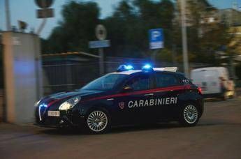 Cagliari, lo trovano ustionato in strada con l'auto in fiamme: 69enne in fin di vita