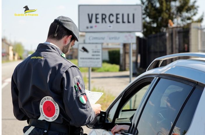 Controlli della Guardia di Finanza al mercato: sequestrati 26mila cosmetici non sicuri Controlli della Guardia di Finanza al mercato: sequestrati 26mila cosmetici non sicuri