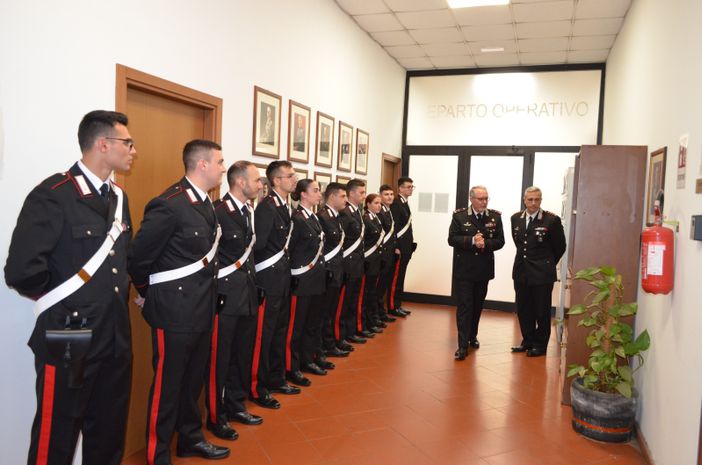 Pavia: il Generale di divisione della Legione Lombardia ha incontrato dieci nuovi Carabinieri. Cinque saranno assegnati in Lomellina Pavia: il Generale di divisione della Legione Lombardia ha incontrato dieci nuovi Carabinieri. Cinque saranno assegnati in Lomellina
