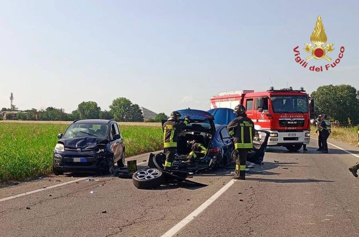 Pavia: schianto tra auto e furgoncino sulla tangenziale Est, 10 feriti, tra cui 4 bambini. Chiuso il tratto tra viale Lodi e viale Cremona Pavia: schianto tra auto e furgoncino sulla tangenziale Est, 10 feriti, tra cui 4 bambini. Chiuso il tratto tra viale Lodi e viale Cremona