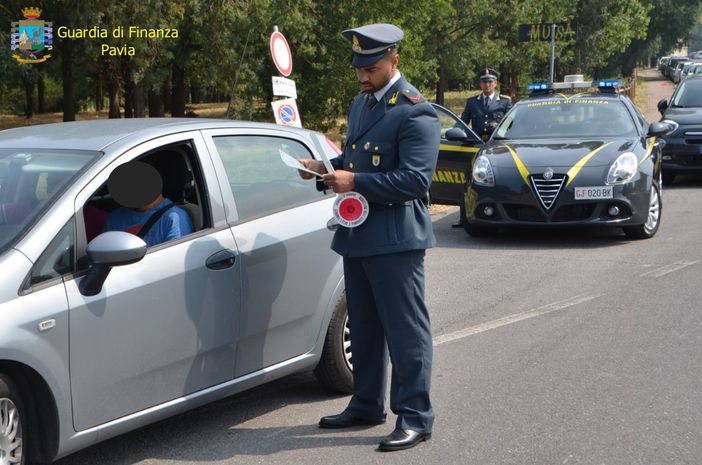 Si erano intestati 100 autovetture come prestanome, smascherati dalla Guardia di Finanza. Uno di loro percepiva il reddito di cittadinanza Si erano intestati 100 autovetture come prestanome, smascherati dalla Guardia di Finanza. Uno di loro percepiva il reddito di cittadinanza
