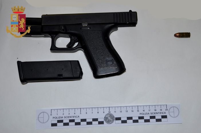 Milano-Mortara: rapinarono una guardia giurata della pistola d’ordinanza: la Polizia di Stato ferma il terzo complice