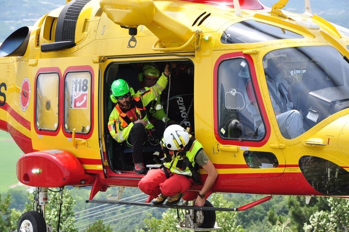 Gambolò: terribile scontro sulla provinciale 183, auto si incastra nel guardrail, gravissimi tre ragazzi Gambolò: terribile scontro sulla provinciale 183, auto si incastra nel guardrail, gravissimi tre ragazzi