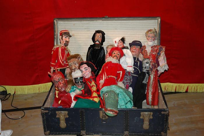 Vigevano: arriva all'Odeon il gran teatro burattini dei fratelli Niemen Vigevano: arriva all'Odeon il gran teatro burattini dei fratelli Niemen