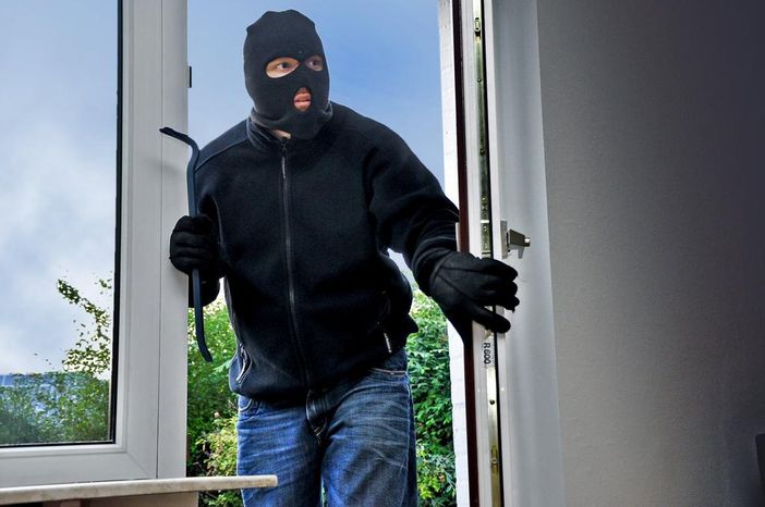 Ladri a Milano saltano sull’auto civetta della Polizia per arrivare agli appartamenti, arrestato anche un giovane di Corbetta