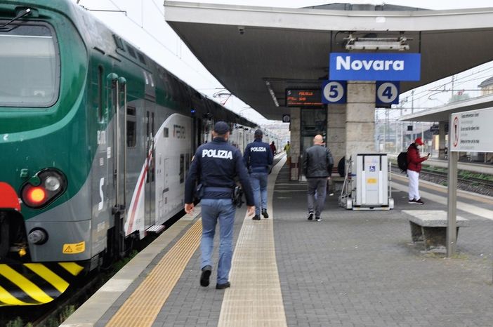 Novara: ferisce gravemente il capotreno con un pugno, 22enne denunciato