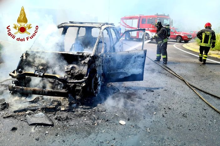 Pavese: in fiamme un'auto a Siziano sulla provinciale 205 Pavese: in fiamme un'auto a Siziano sulla provinciale 205