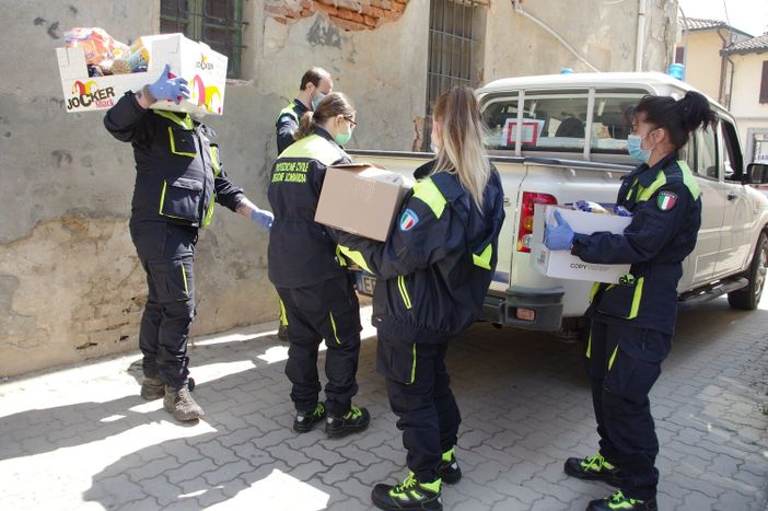 Gropello: la Protezione Civile distribuisce i pacchi alimentari offerti dal supermercato MD