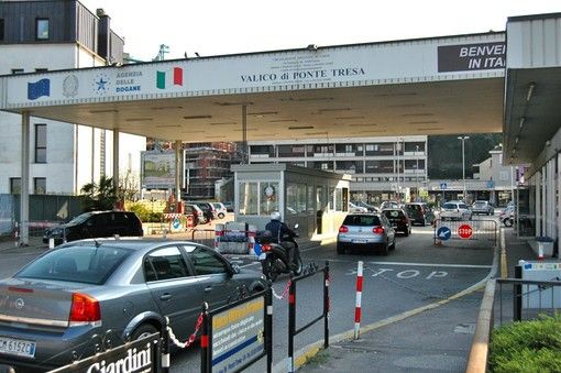 Da lunedì via libera allo shopping tra Italia e Svizzera. Riaprono anche i valichi minori