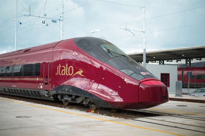 Resta il distanziamento sui treni, niente convogli pieni: lo ha deciso il ministro Speranza
