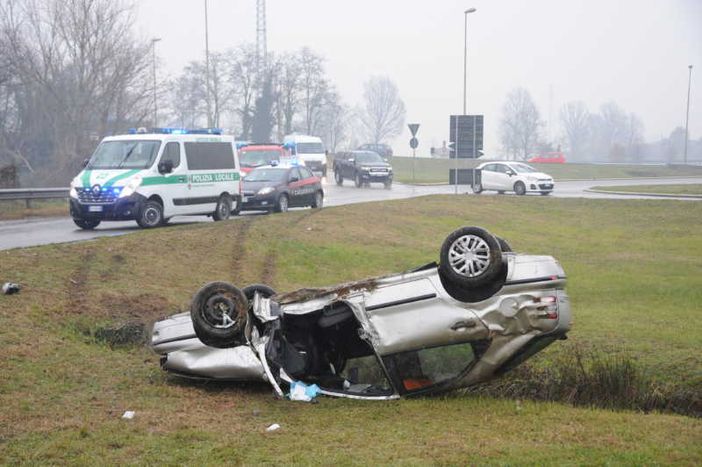 Abbiategrasso: perde il controllo dell’auto e si ribalta, paura in viale Giotto Abbiategrasso: perde il controllo dell’auto e si ribalta, paura in viale Giotto