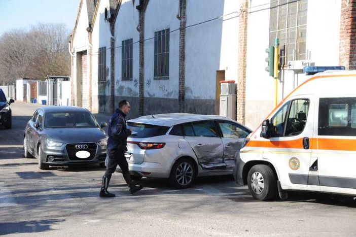 Abbiategrasso: tamponamento in viale Sforza, tre feriti Abbiategrasso: tamponamento in viale Sforza, tre feriti