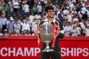 Alcaraz, trionfo al Queen's. Ora il primo posto di Sinner è più vicino