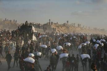 Gaza, media: "Uccisi 9 palestinesi in coda per gli aiuti" Gaza, media: "Uccisi 9 palestinesi in coda per gli aiuti"