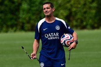 Tifoso del River propone il 'biscotto', Chivu si infuria - Video Tifoso del River propone il 'biscotto', Chivu si infuria - Video