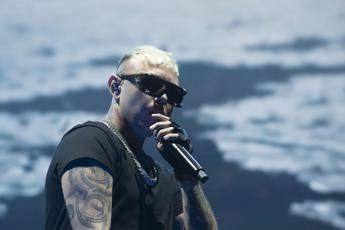 Gli chiedono biglietti gratis per il concerto a San Siro, lo sfogo di Lazza: &quot;Non fate i grattoni&quot;