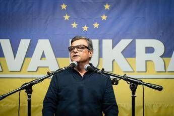 Ucraina, ambasciata russa a Roma critica Calenda per il tatuaggio. E lui replica: "Verrete sconfitti come l'Urss"