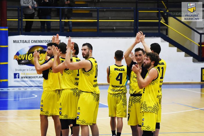Basket, due giocatori positivi al Covid-19: la Elachem Vigevano sospende le attività sportive Basket, due giocatori positivi al Covid-19: la Elachem Vigevano sospende le attività sportive