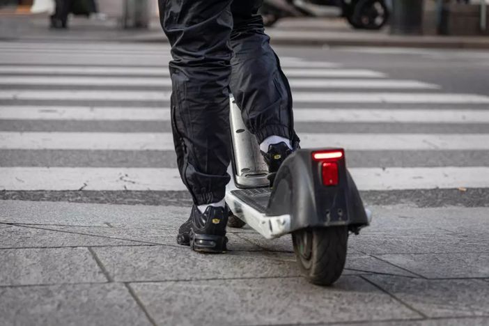 Milano, in due sul monopattino si scontrano con auto: muore ragazzo di 19 anni